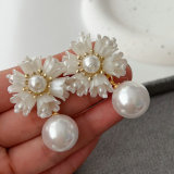 Glass pearl fower earrings