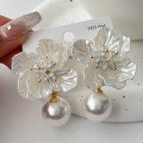 Glass pearl flower earrings