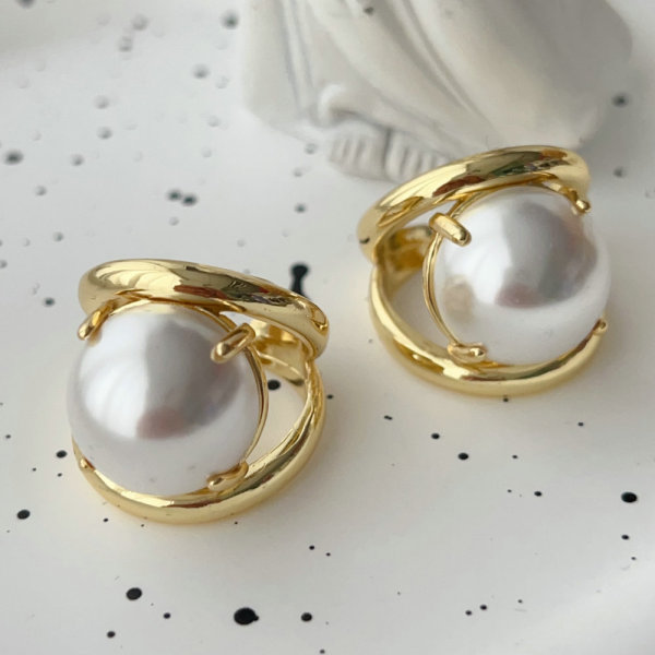 Simple pearl ring