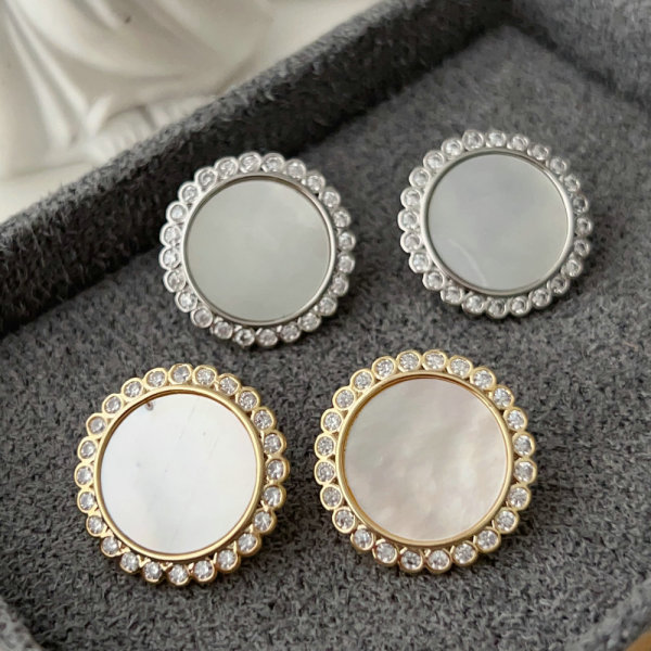 Round shell earrings