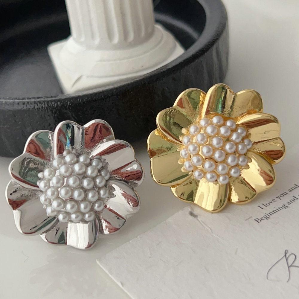 Pearl flower ring