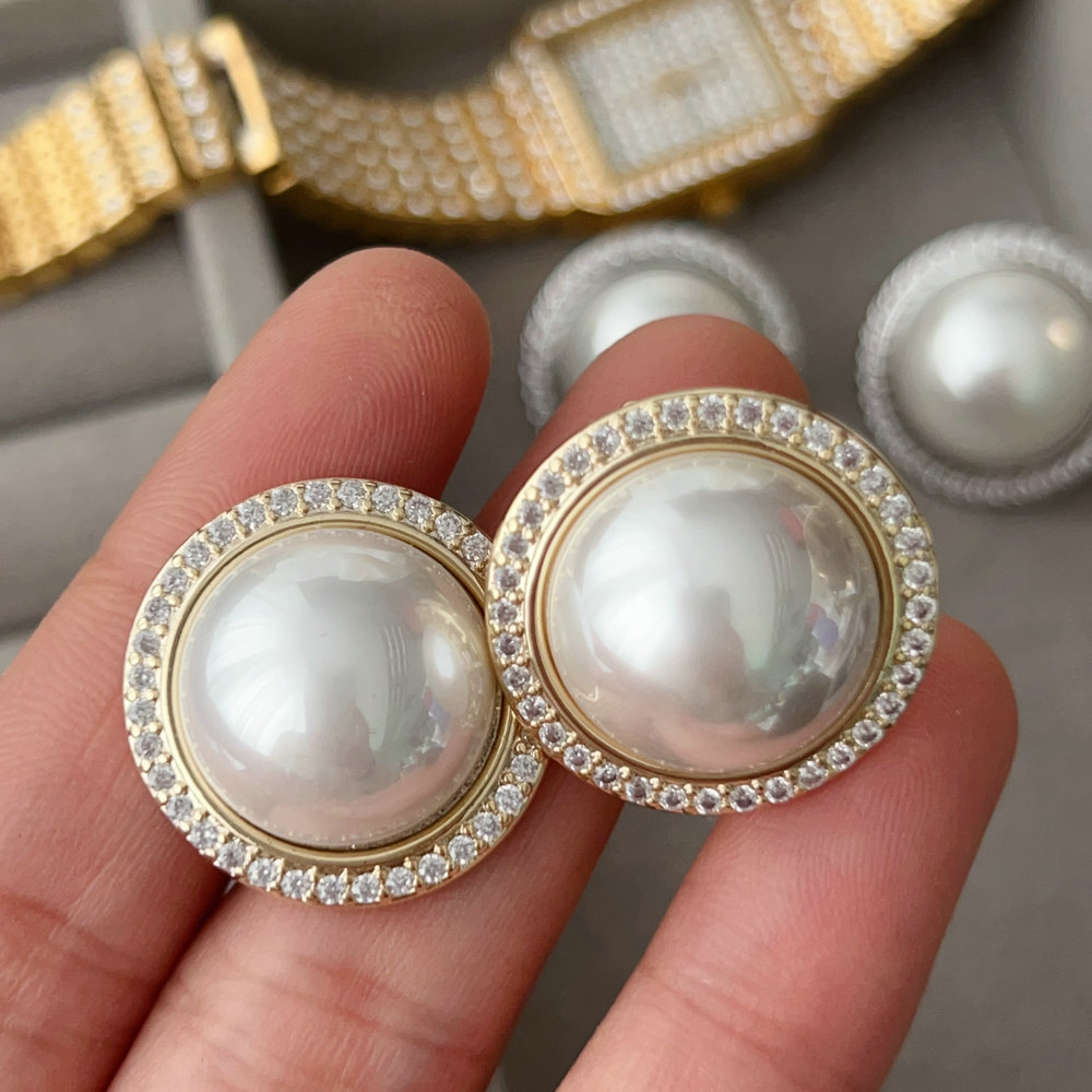 Round glass pearl earrings