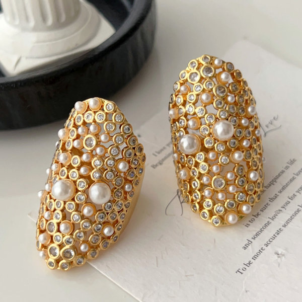 Chunky pearl ring