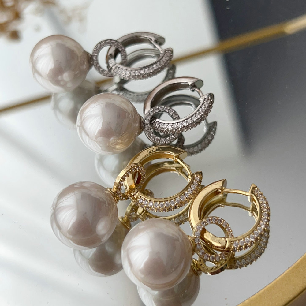 Drop pearl earrings