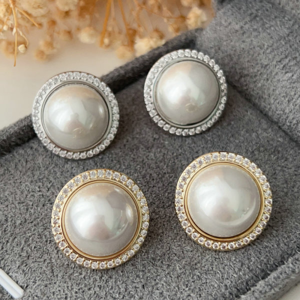 Round glass pearl earrings