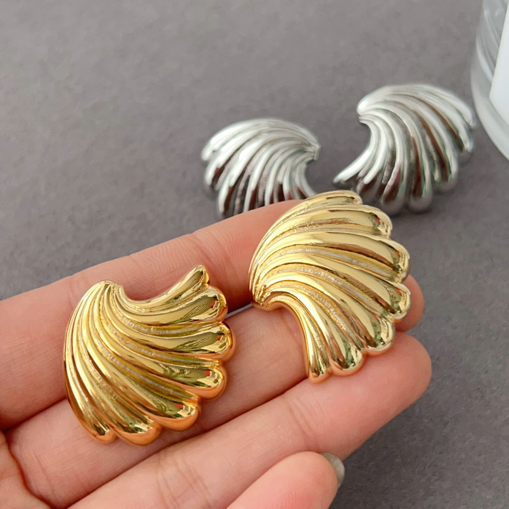 Metal fan earrings