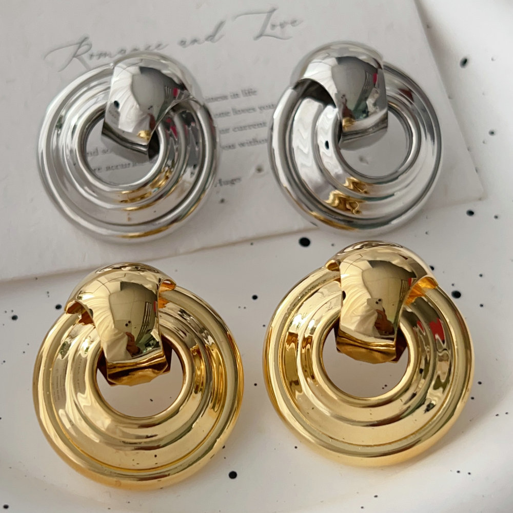 Chunky metal earrigs