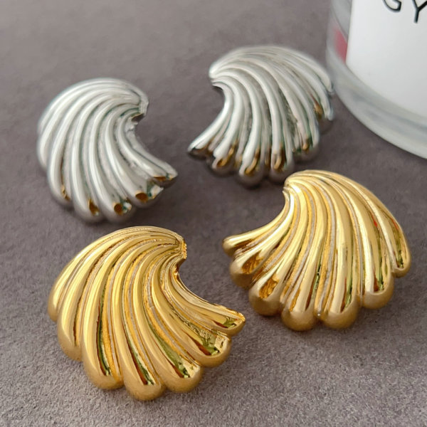 Metal fan earrings