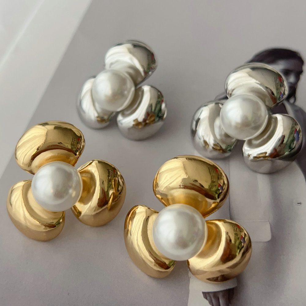 Glass pearl flower earrings