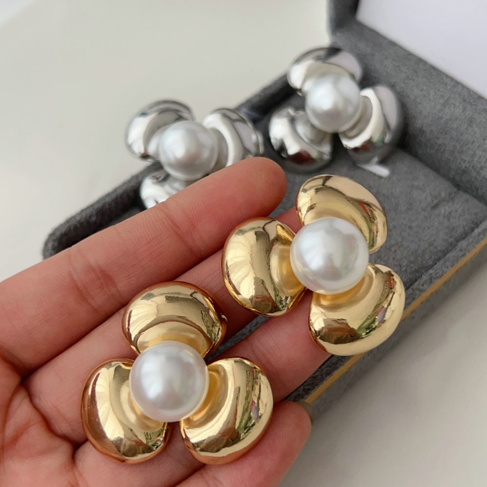 Glass pearl flower earrings