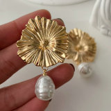 Flower pearl earrings