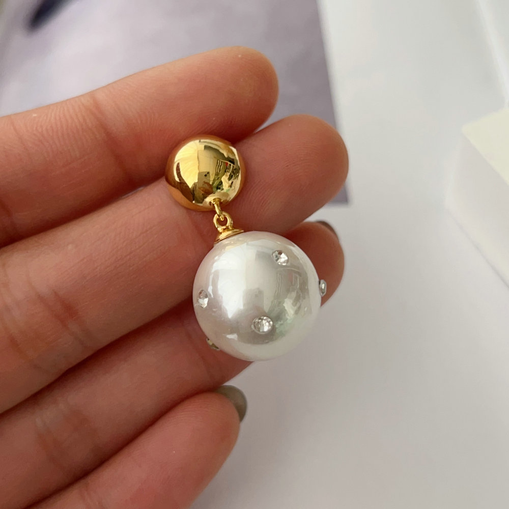 Glass round pearl earrings
