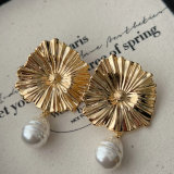Flower pearl earrings