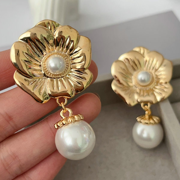 Flower pearl earrings