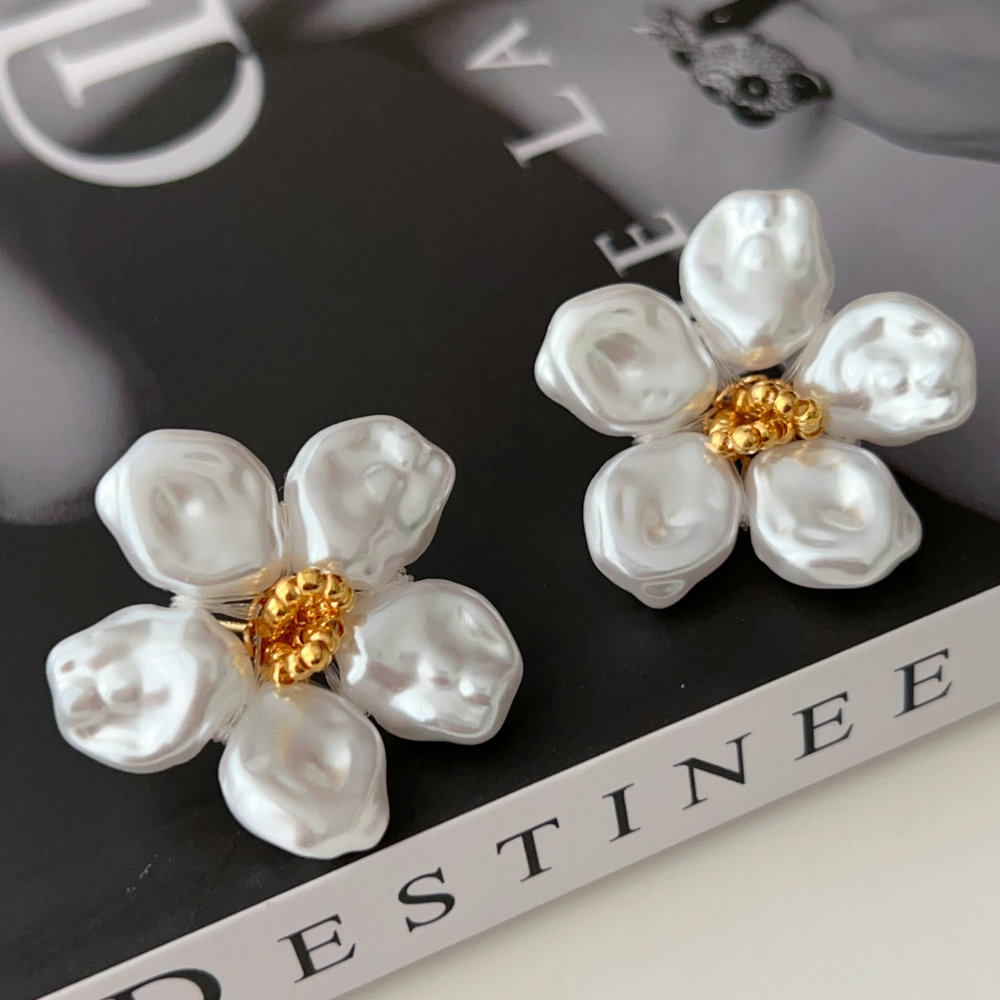 Glass pearl flower earrings