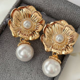 Flower pearl earrings