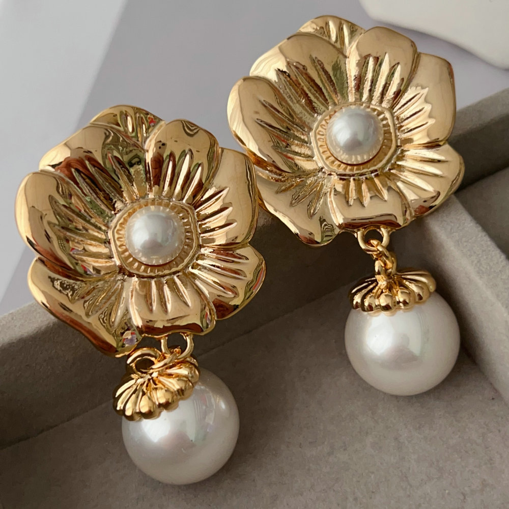 Flower pearl earrings