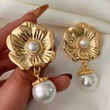 Flower pearl earrings