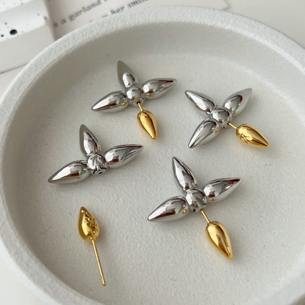 Metal lv flower earrings