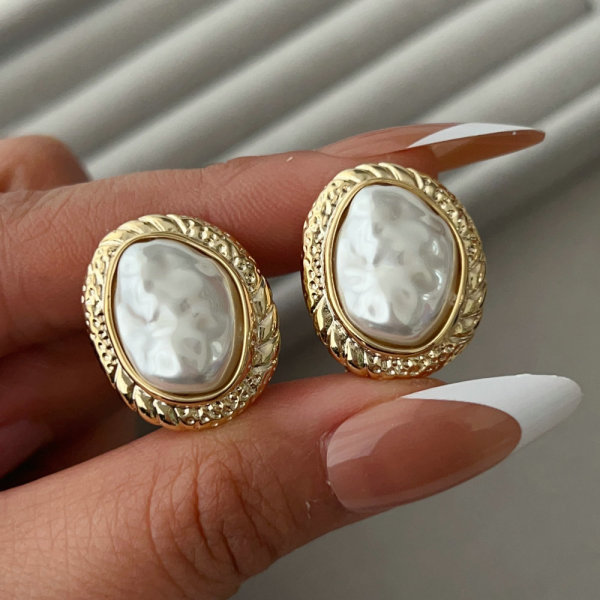 Simple pearl earrings