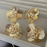 Pearl flower earrings