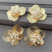 Pearl flower earrings