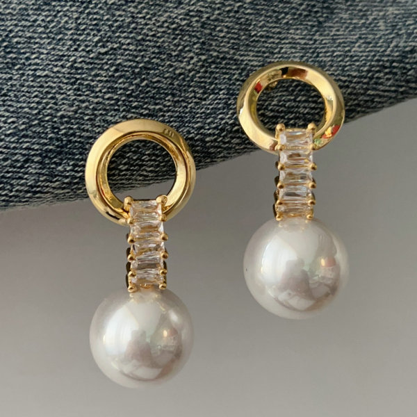 Chain pearl earrings