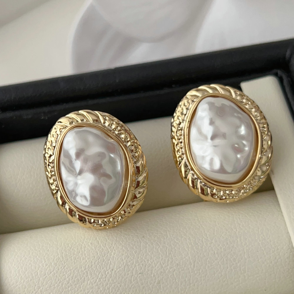 Simple pearl earrings