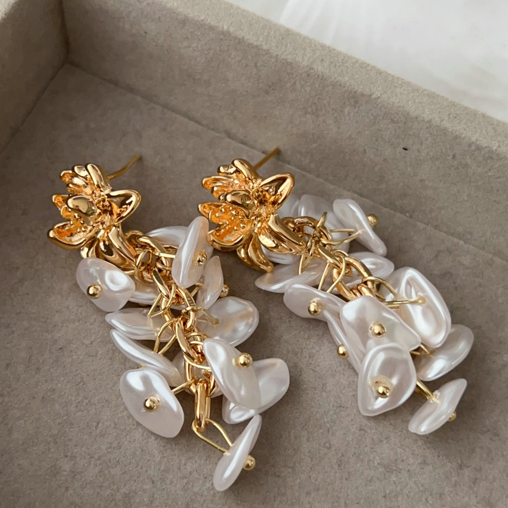 Glass pearl flower earrings