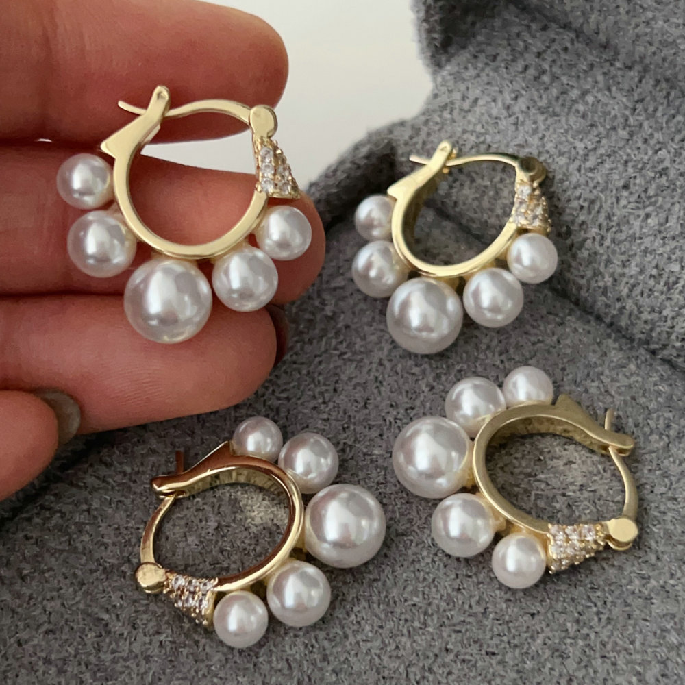 Simple pearl earrings