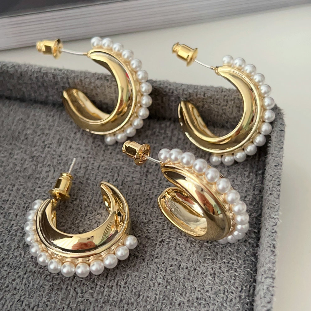 Moon pearl earrings