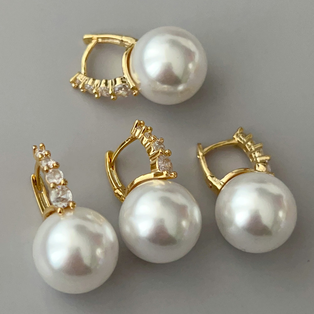 Simple  pearl earrings