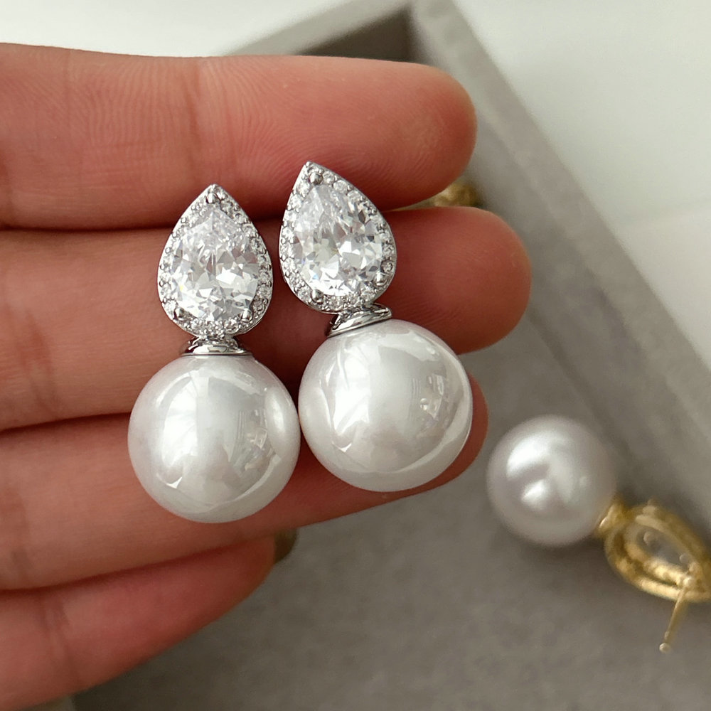 Simple water drop pearl earrings