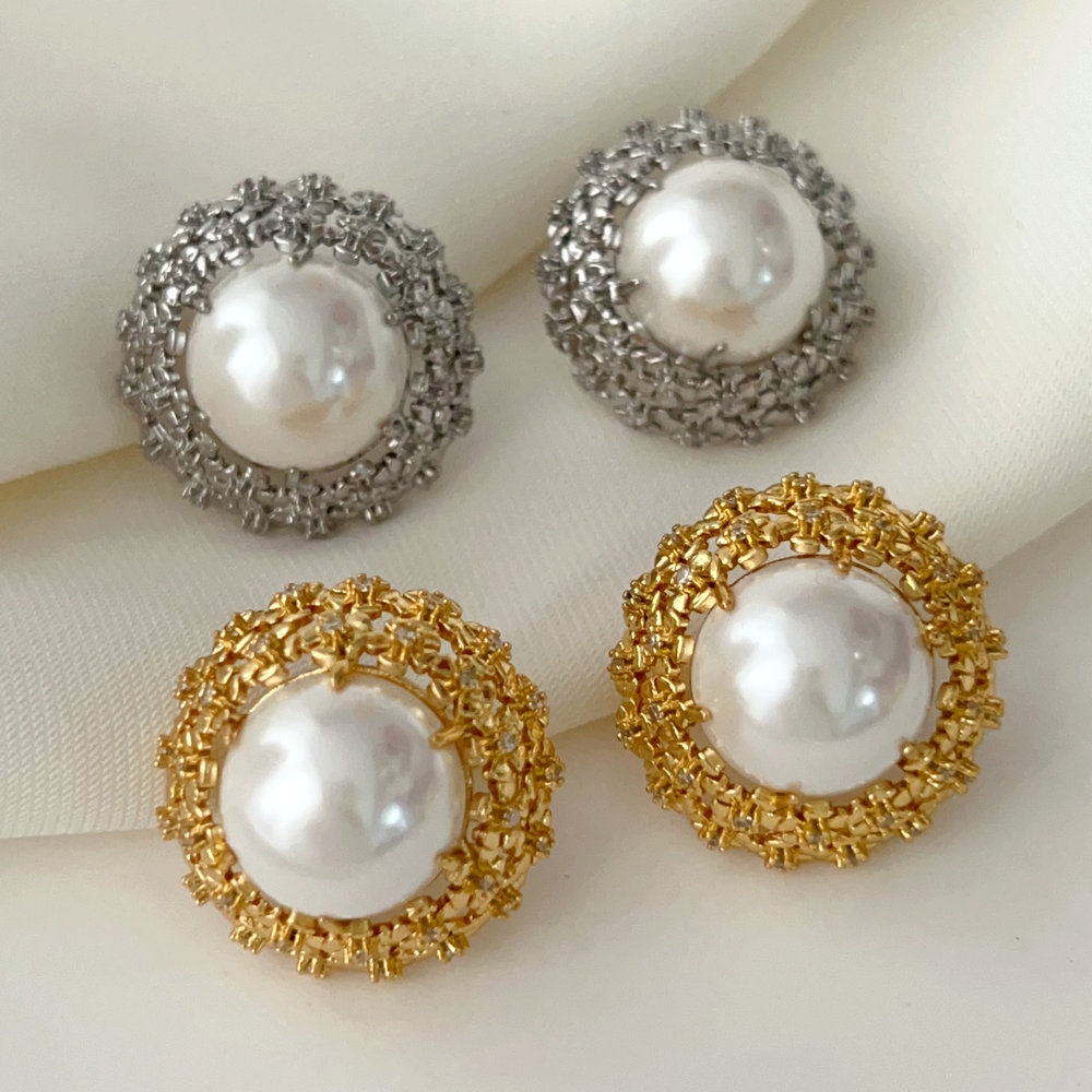Flower round pearl earrings