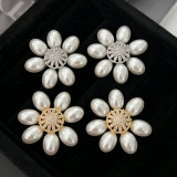 Flower pearl earrings