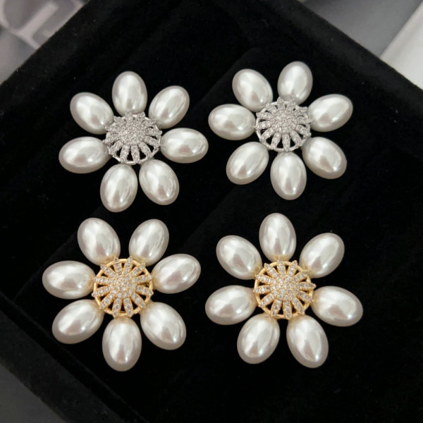 Flower pearl earrings