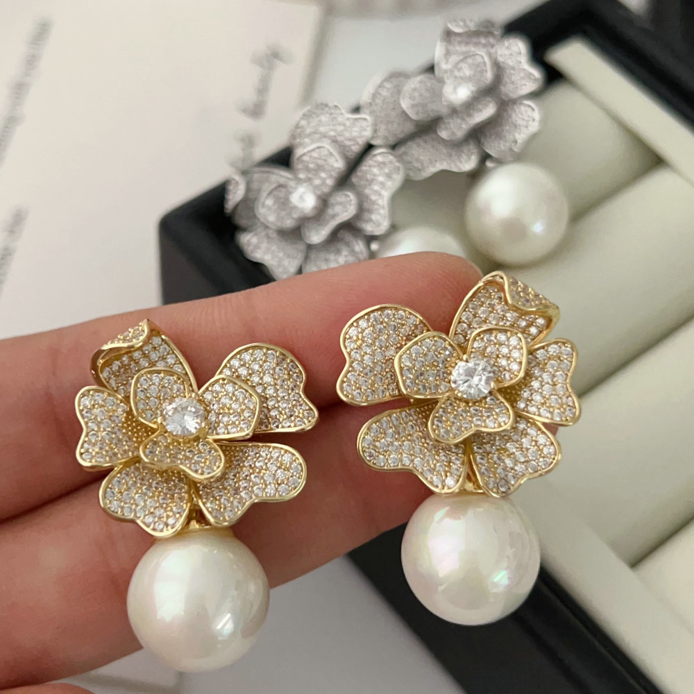 Pearl flower earrings