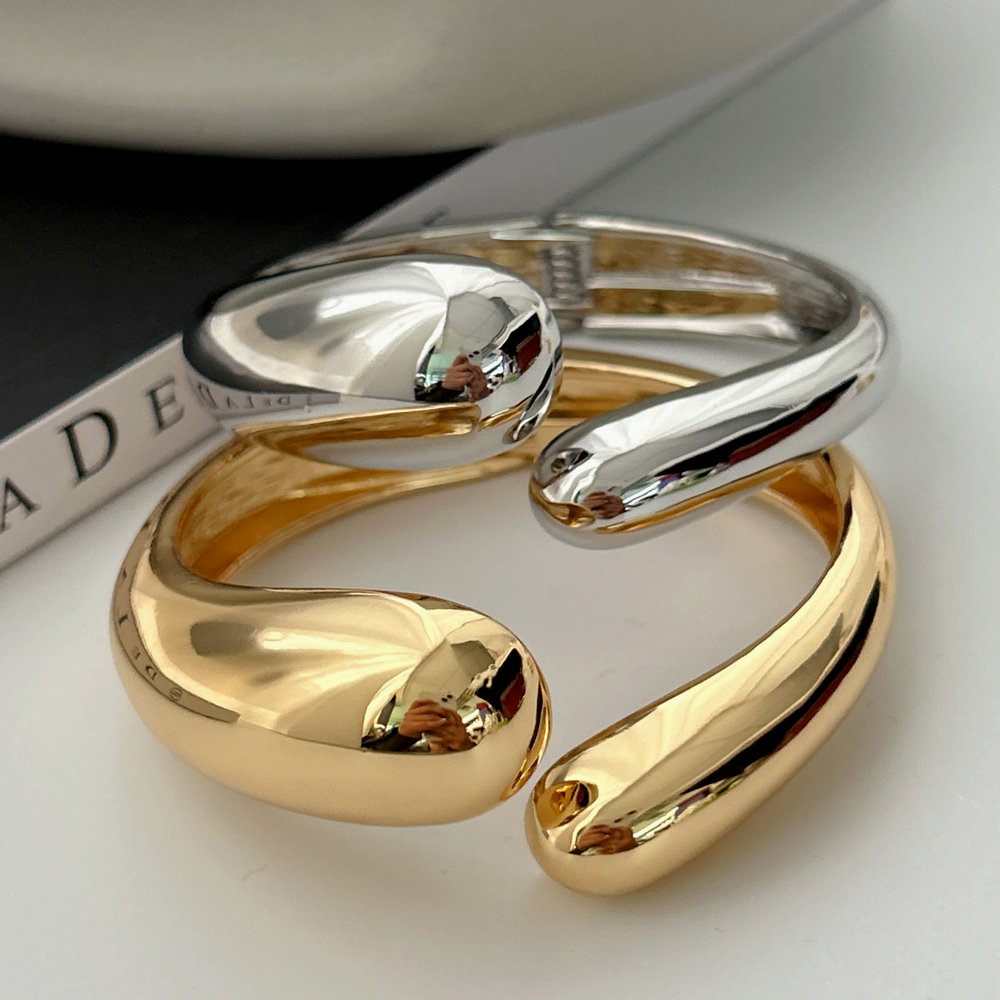 Metal chunky cuff