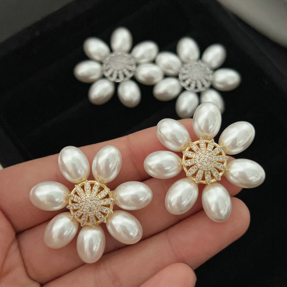 Flower pearl earrings
