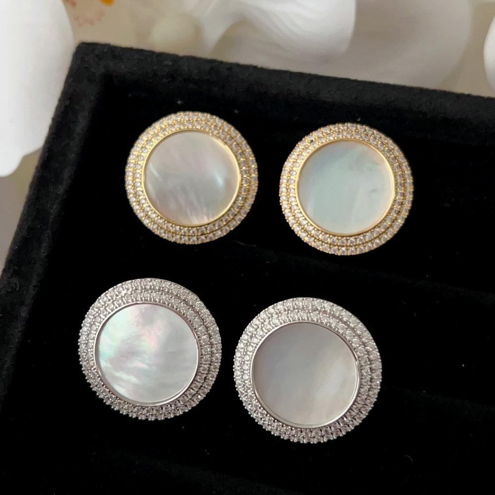 Round shell earrings