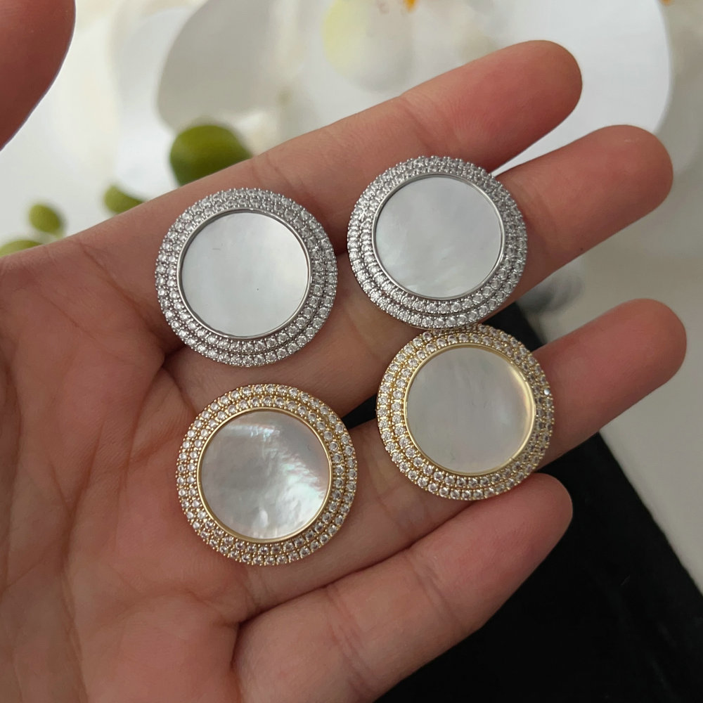 Round shell earrings