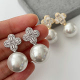 Clover pearl earrings