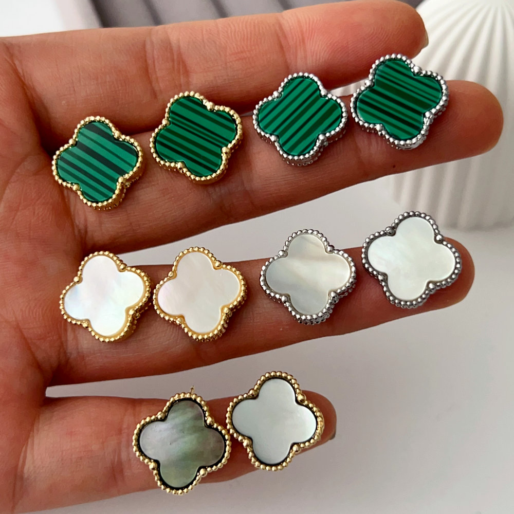 Clover stud
