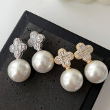 Clover pearl earrings