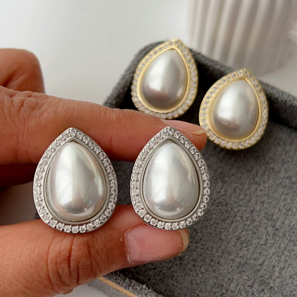 Water drop pearl earrings
