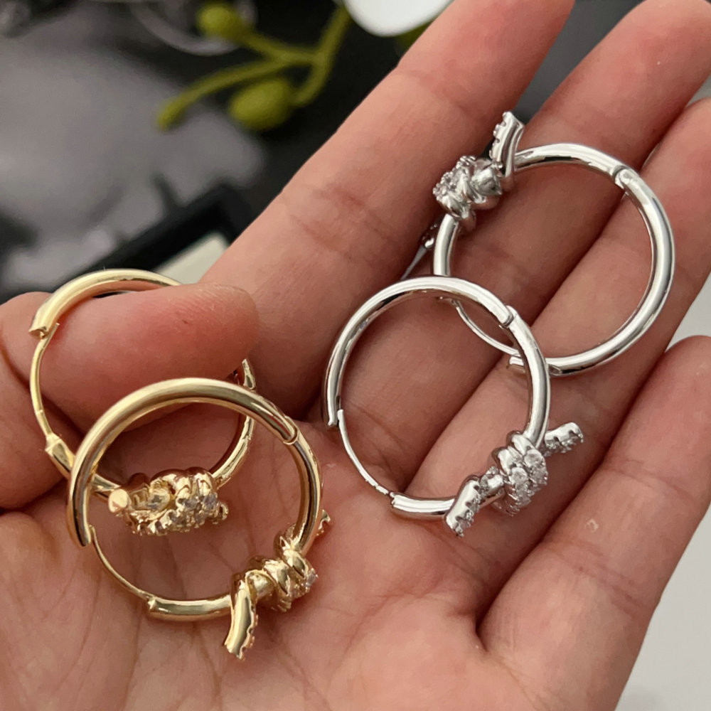 Pave knot hoop