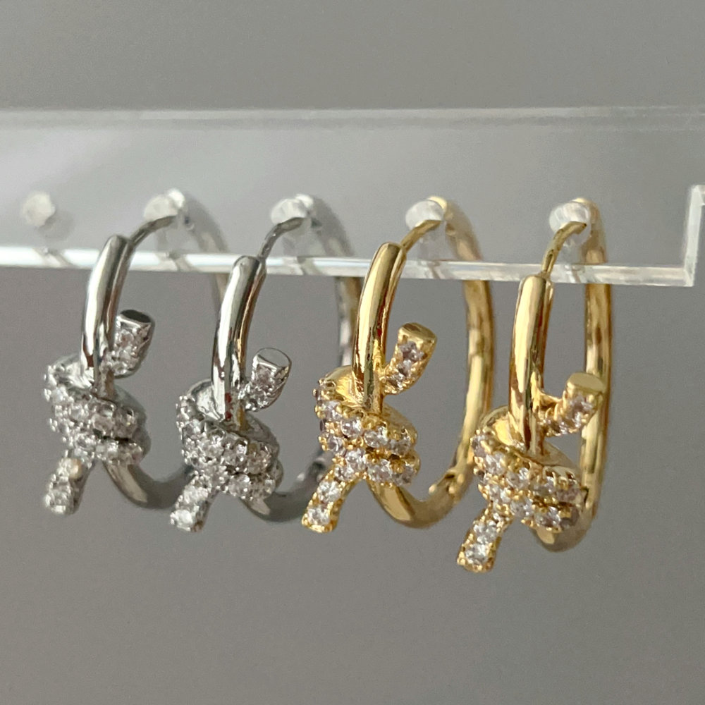 Pave knot hoop