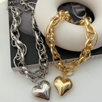 Chunky chain necklace with heart pendant