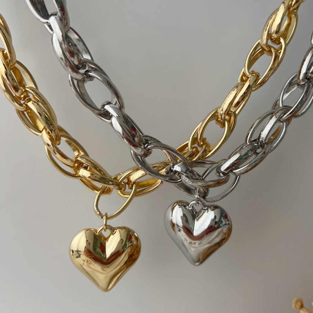 Chunky chain necklace with heart pendant
