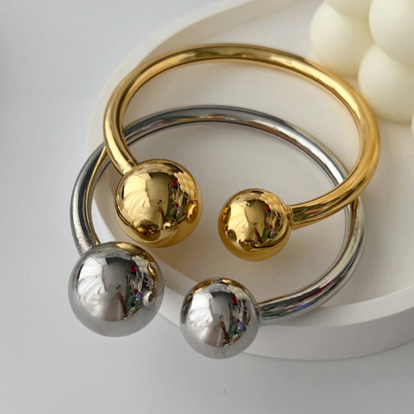 Chunky ball cuff
